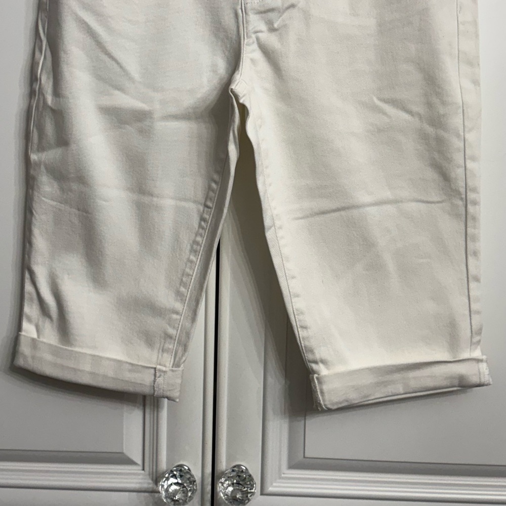 NWOT Chaps Women’s Size 8 White Denim 5 Pocket Bermuda Cuffed Shorts Knee Length - Picture 4 of 12